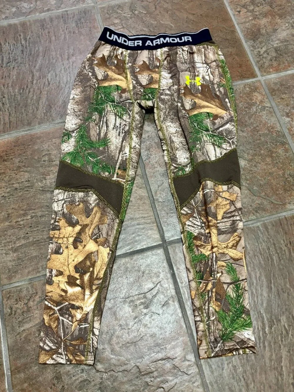 ~~Under Armour Leggings Youth YGL ColdGear Mossy Oak Camo Scent Control EUC!!..E